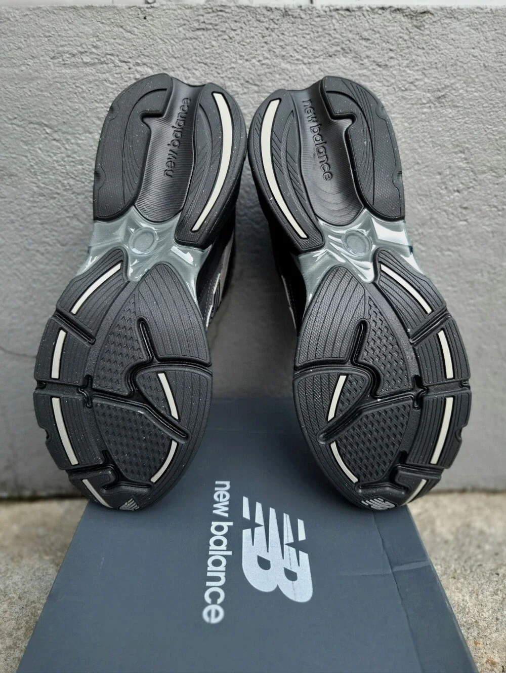 New Balance 2010 V1 Black Grey Men's 10.5 NIB